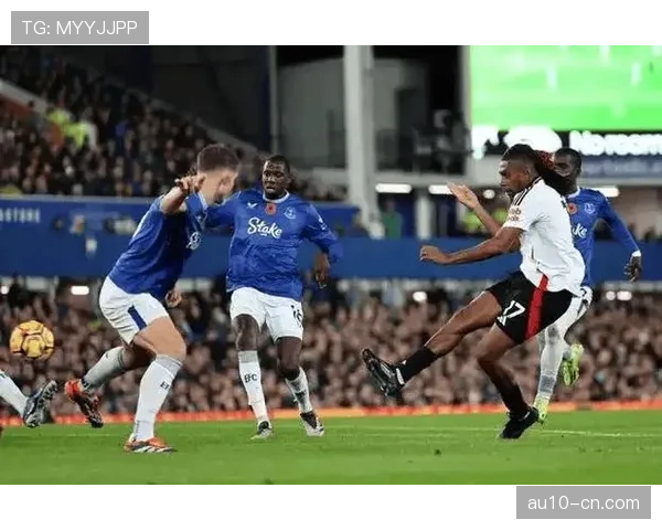 施塔赫任意球世界波破门 利兹联客场先声夺人