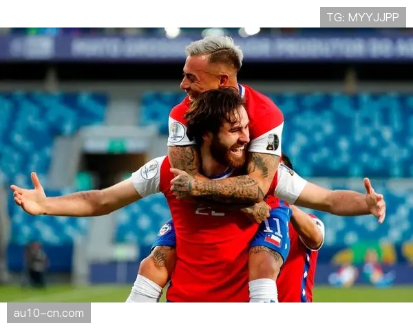 智利布里尔顿达里奥奥索里奥冲击防线，佛得角密集防守伺机反击